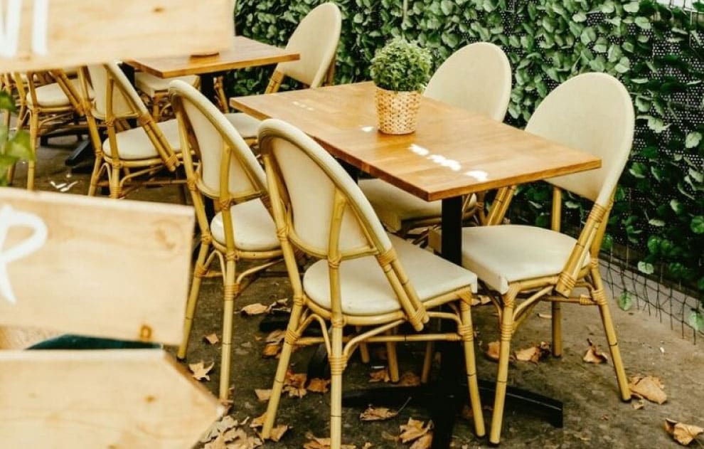 Bien choisir ses assises pour un café à fort passage : Esprit Rotin