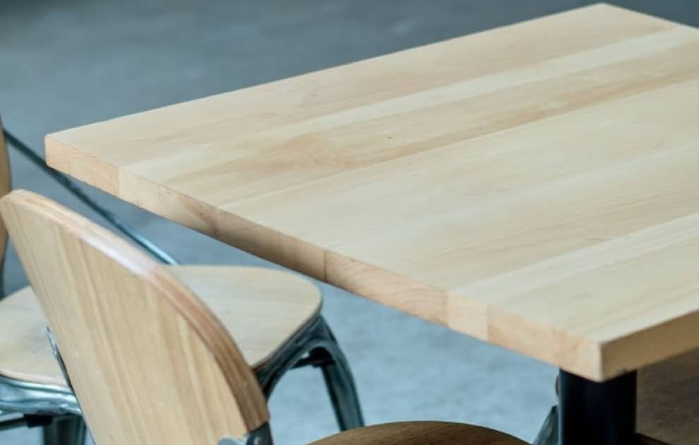 Plateau de table CHR en terrasse de restaurant – conseils Esprit Rotin
