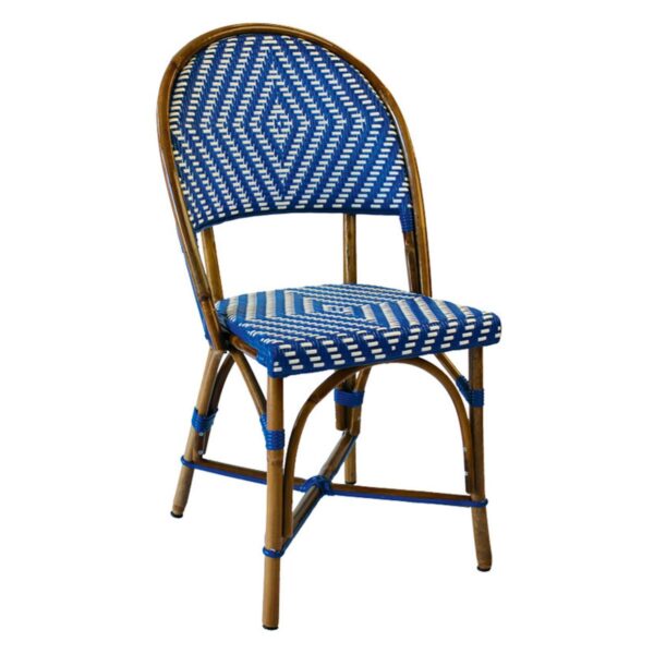 Chaise bistrot marina en rotin naturel tressée bleu et blanc, pour terrasse de restaurant
