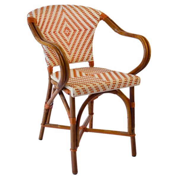 Chaise parisienne chevron Sofia en rotin naturel avec accoudoirs, idéale pour cafés, hôtels et restaurants.