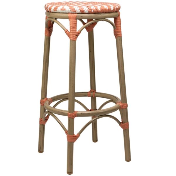 Tabouret de bar corail et blanc Tedd en rotin synthétique, structure aluminium imitation bambou, conçu pour usage professionnel extérieur.