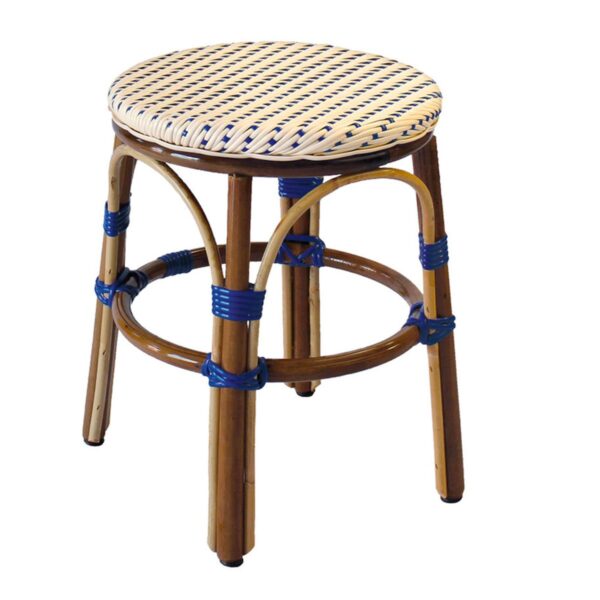 Tabouret bas en rotin crème Padoue avec assise tressée crème et bleu, idéal pour bars, terrasses et espaces lounge.