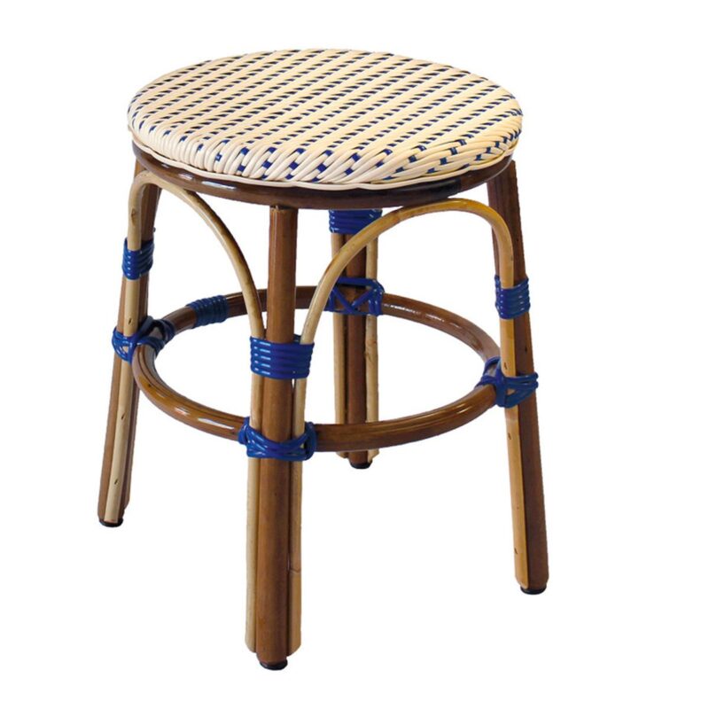 Tabouret bas en rotin crème Padoue avec assise tressée crème et bleu, idéal pour bars, terrasses et espaces lounge.