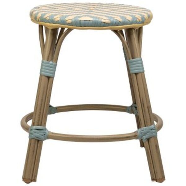 Tabouret bas bleu et beige Tedd en rotin synthétique, structure aluminium imitation bambou, empilable et résistant pour usage professionnel.