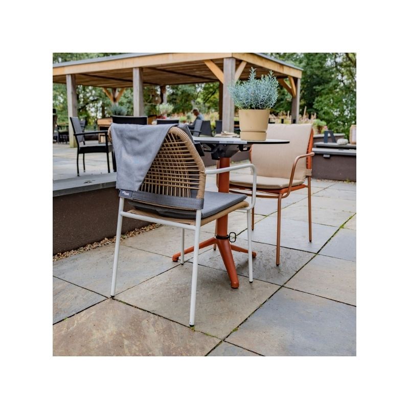 esprit-rotin-coussin-chauffant-bergen-gris (4) Fauteuil de terrasse équipé d’un coussin chauffant pour restaurant