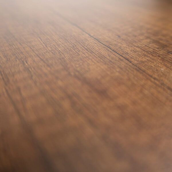 Plateau de table extérieur HPL Chêne Canyon effet bois pour terrasse restaurant